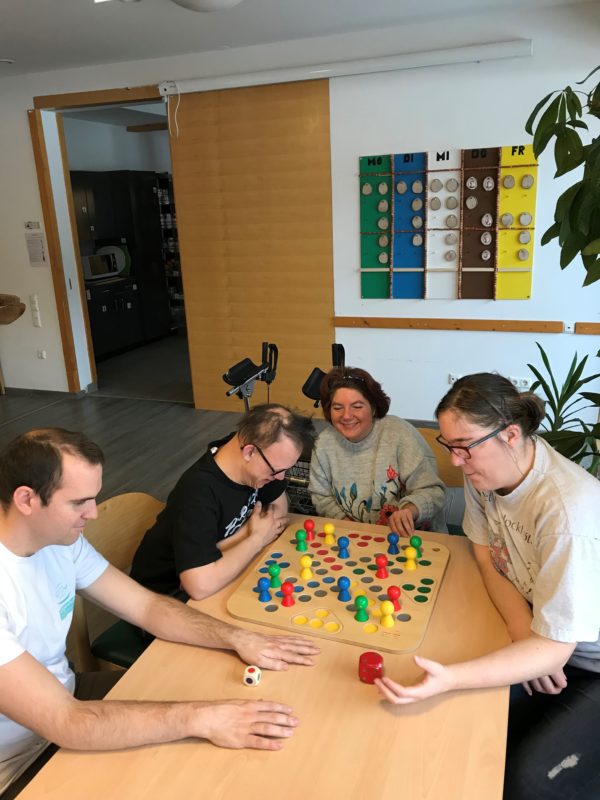 Riesen-Mensch ärgere dich nicht-Spiel im Mathiashof