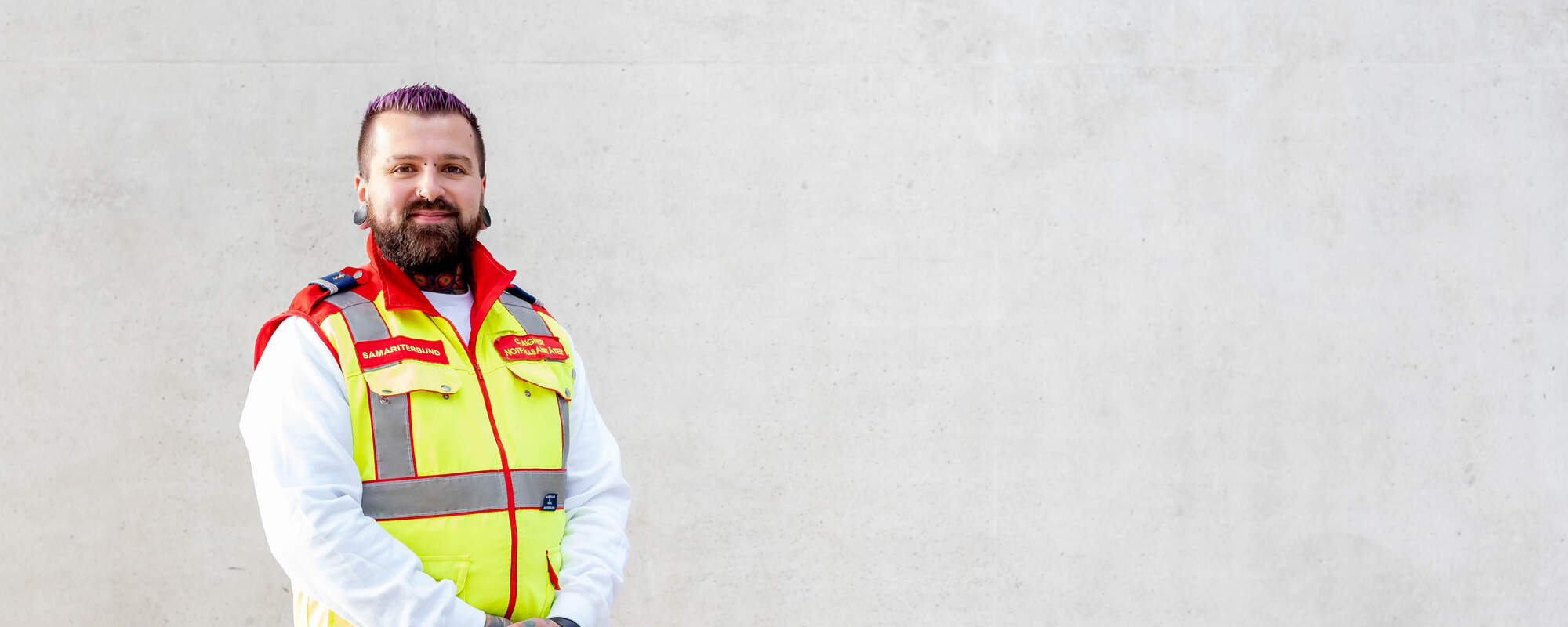 „Als Notfallsanitäter helfen – diese Tätigkeit macht mir Spaß, weil ich für Menschen da sein kann und mir der Zusammenhalt von uns Freiwilligen gefällt!“ Christoph, 32 Jahre