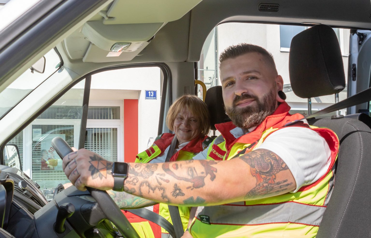 Freiwillige des Samariterbundes sitzen beim Einsatz im Auto